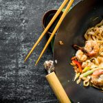 Poulet sauté au wok aux légumes asiatiques